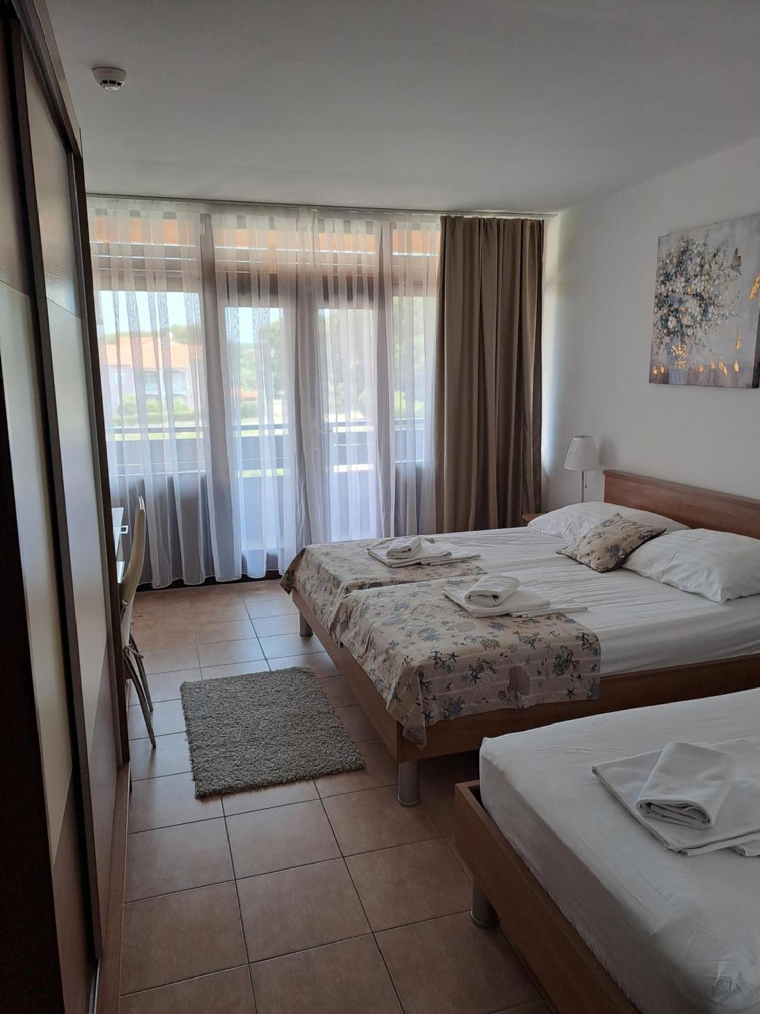 Hotel Albamaris Biograd Na Moru Buitenkant foto